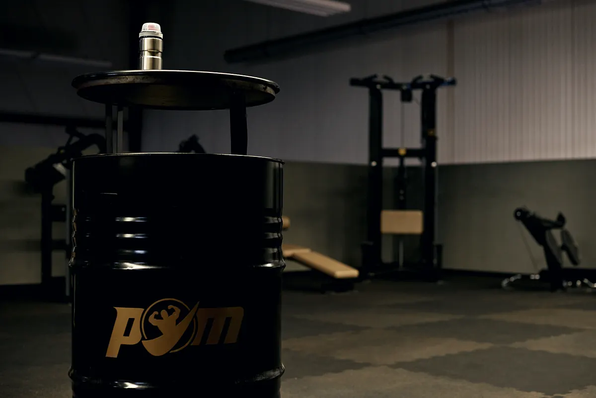 Functional-Bereich mit POM-Fass, Kabelzug und Trainingsbank