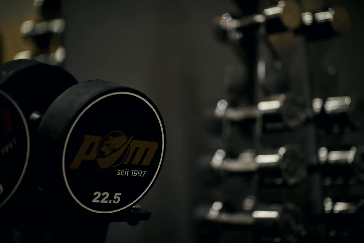 Kurzhantel mit POM-Logo und der Aufschrift 22,5 Kilo