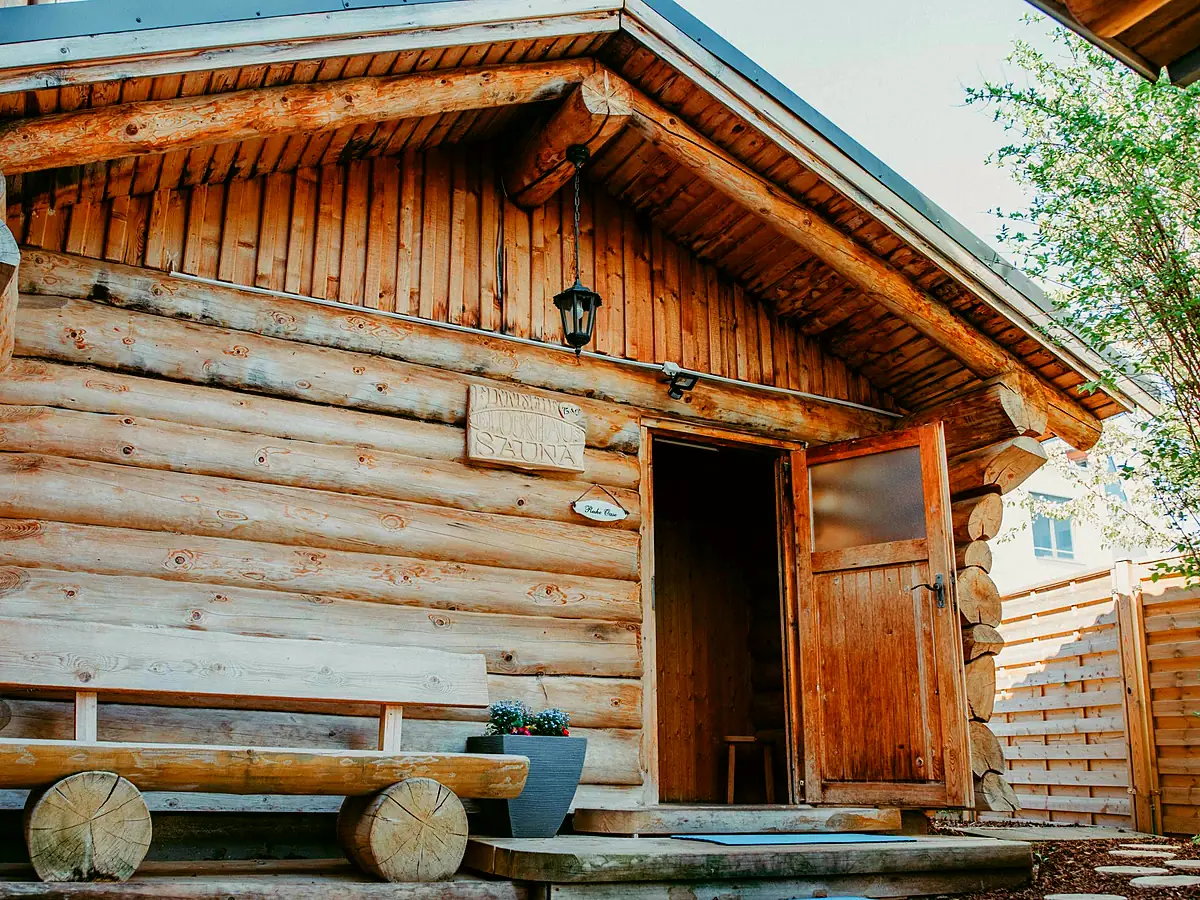Finnische Blockhaus-Sauna im Saunagarten des POM Weimar