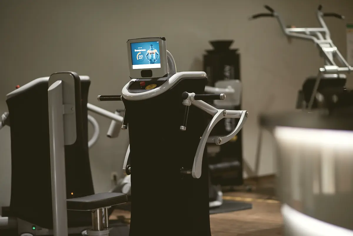 EGYM Smart Strength Gerät mit Trainingsbildschirm im POM Weimar