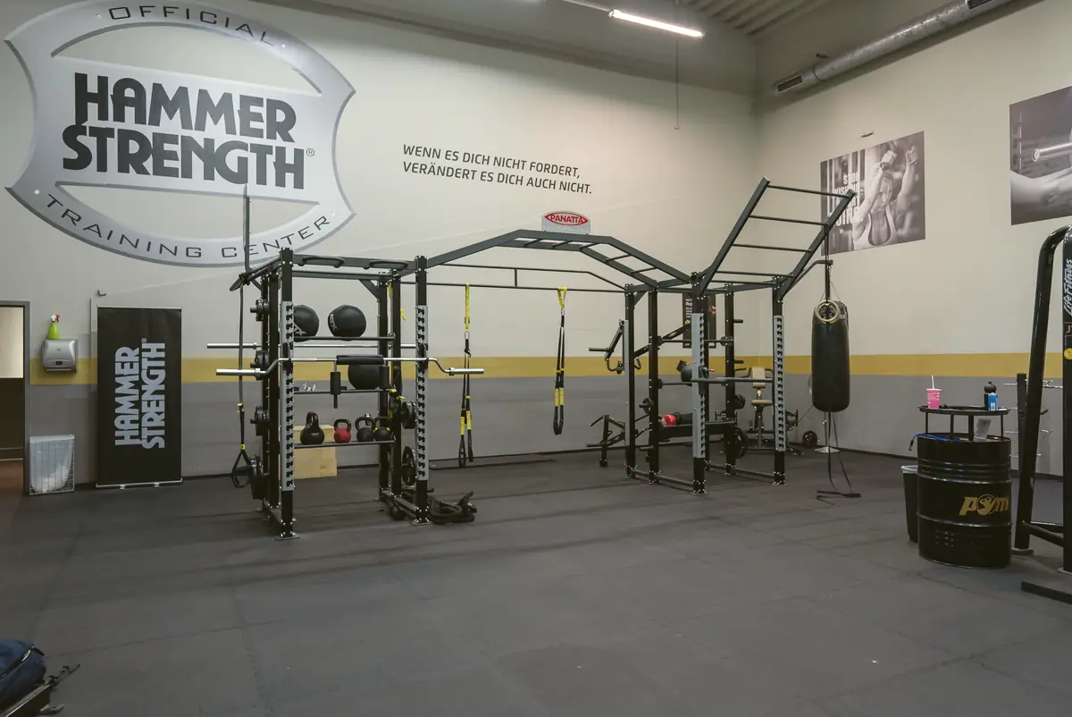 Functional-Rig unter dem Wandlogo Official Hammer Strength Training Center im POM Weimar